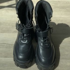 Black plataform boots size 8